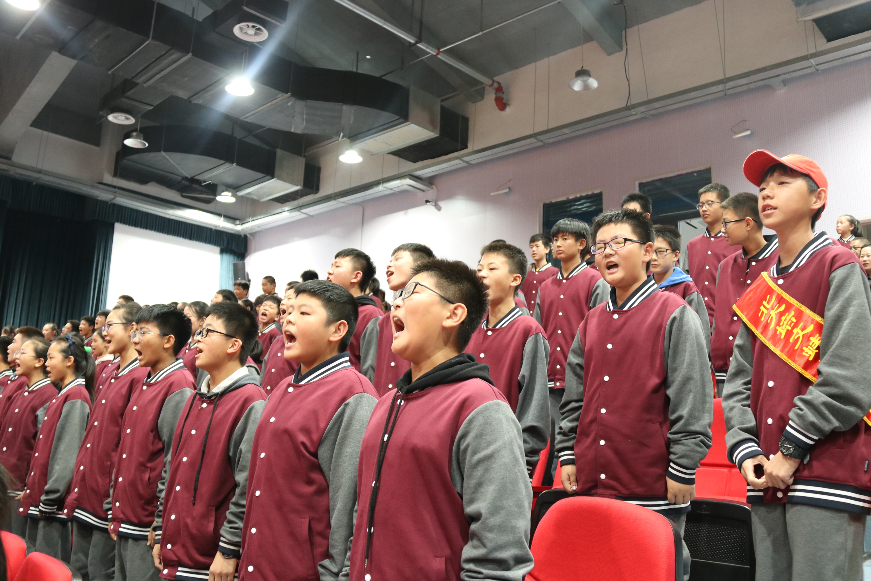 家长与学校向规范要质量，荣誉与誓言共守护伴成长丨北大培文蚌埠实验学校举行七年级家长会暨月考表彰大会